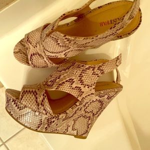 Snakes skin print wedges